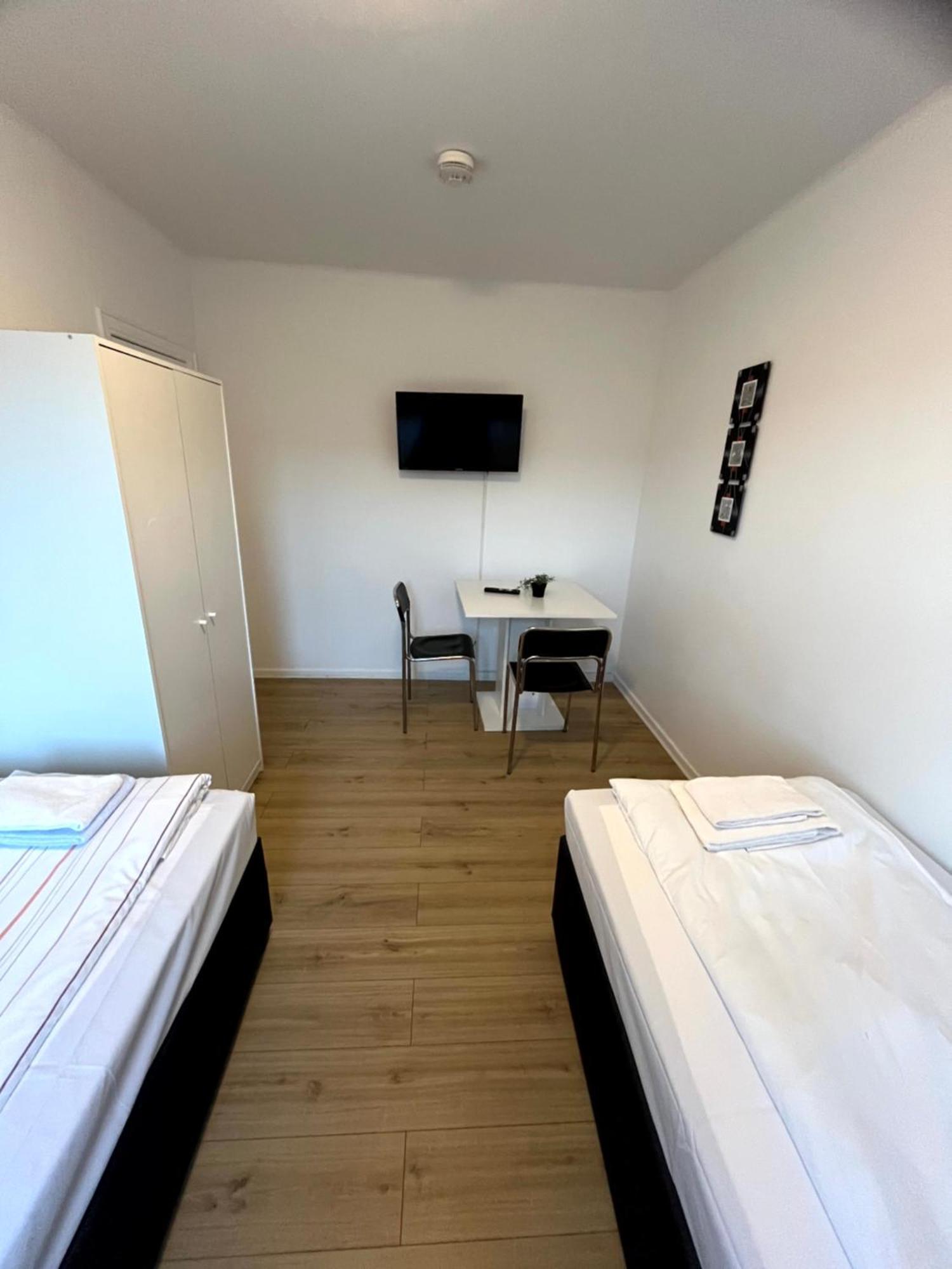 3-Zimmer Monteurwohnung Mit Balkon Ноймюнстер Экстерьер фото
