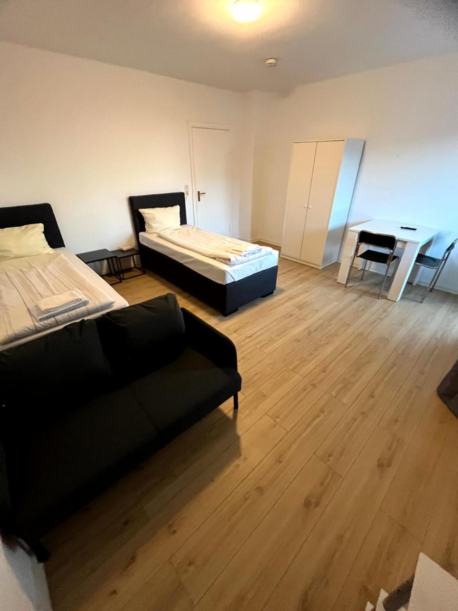 3-Zimmer Monteurwohnung Mit Balkon Ноймюнстер Экстерьер фото