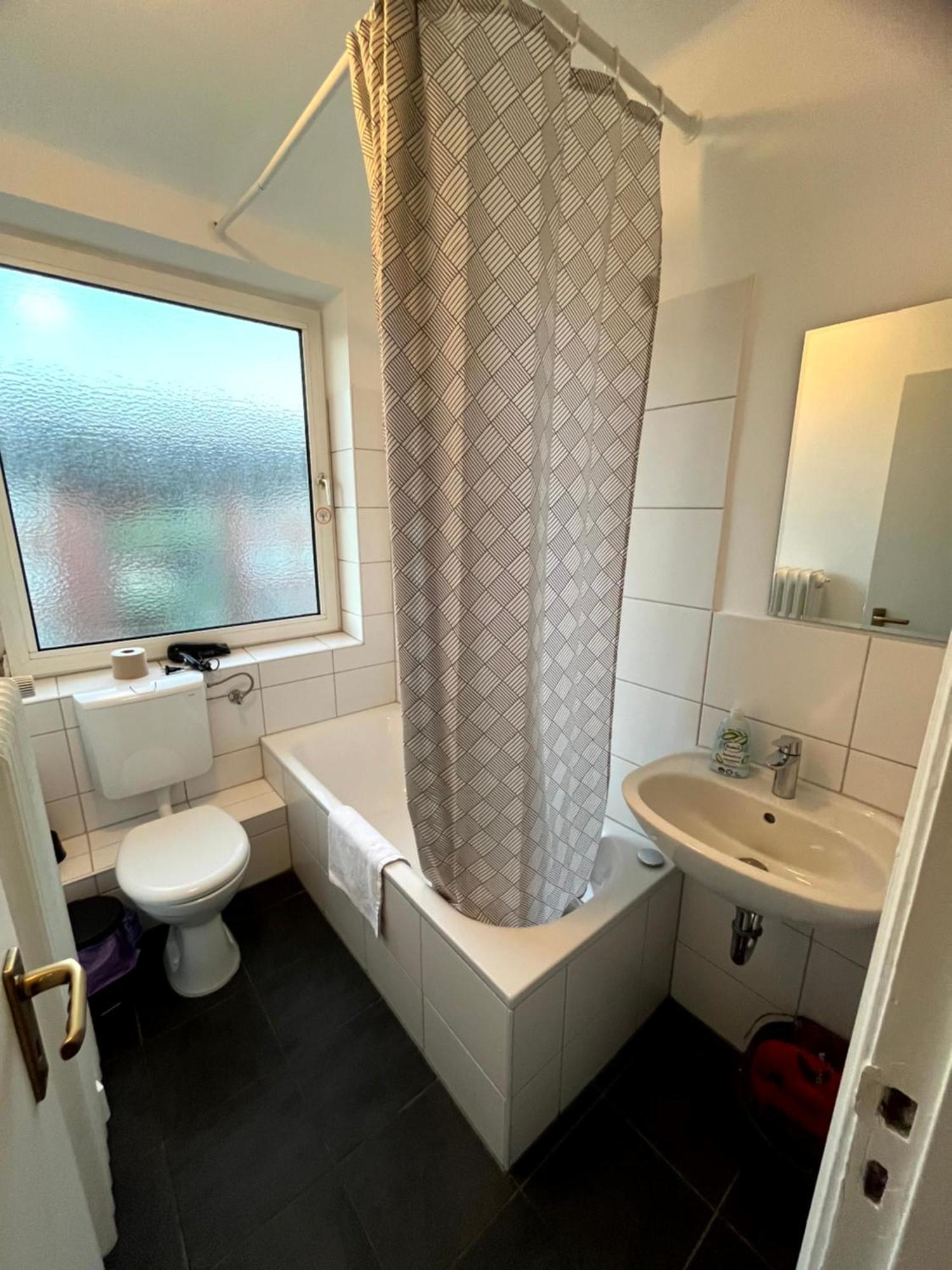 3-Zimmer Monteurwohnung Mit Balkon Ноймюнстер Экстерьер фото